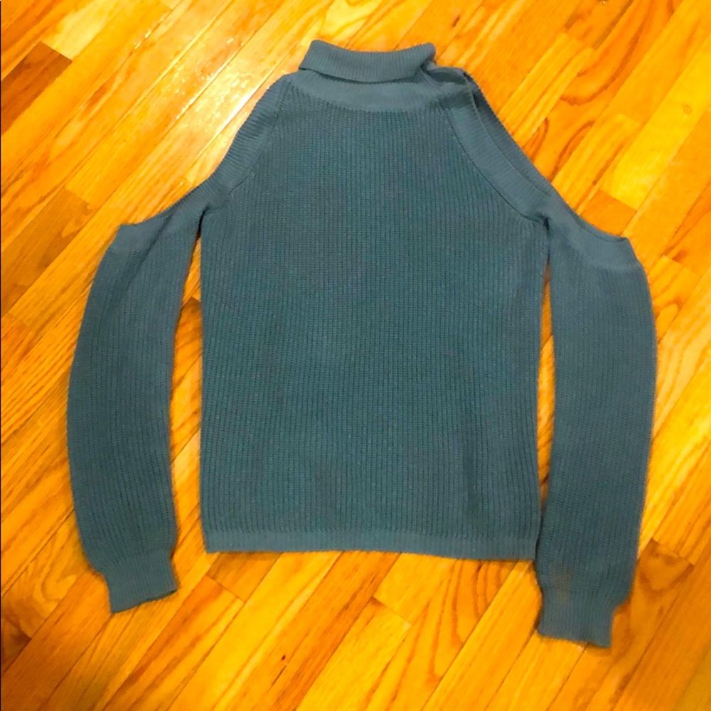 Cute fashion turtleneck with shoulder cutouts Sz M